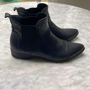 Italian black Leather Pointed Chelsea boots!